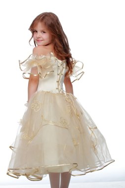 sevimli küçük kız bir gece elbisesi içinde