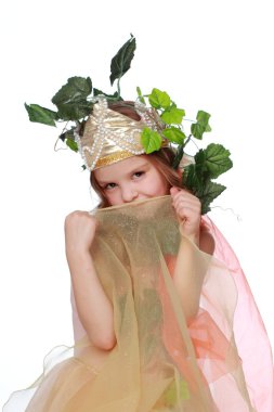 sevimli küçük kız bir gece elbisesi içinde