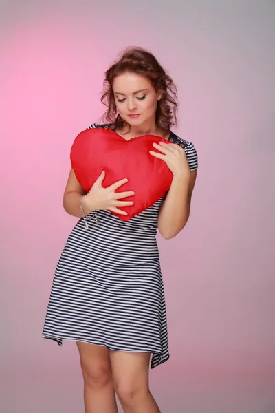 Krásná žena drží velké srdce — Stock fotografie