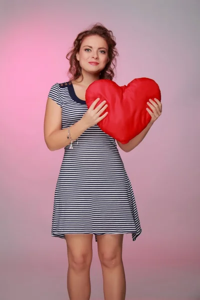 Mulher bonita segurando um grande coração — Fotografia de Stock