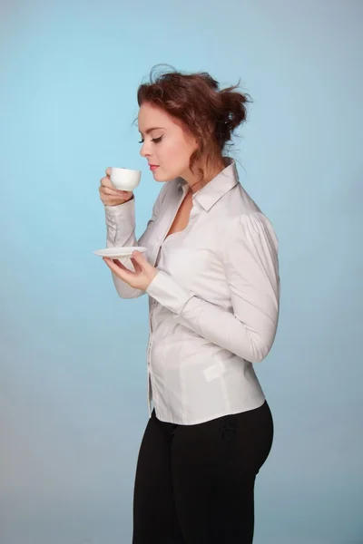 Donna che beve da una tazza di caffè — Foto Stock