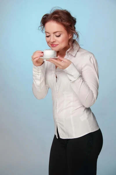 Kvinna dricka ur en kopp kaffe — Stockfoto