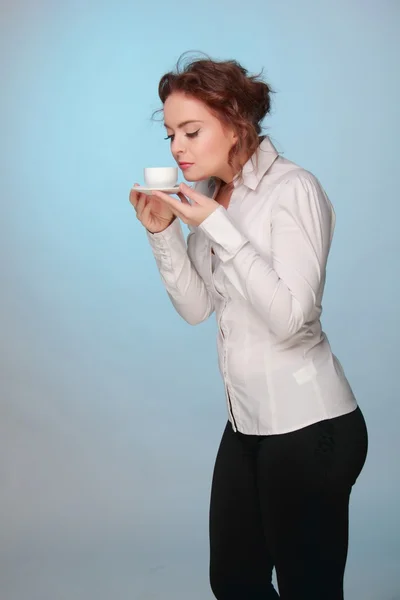 Woman drinking from a cup of coffee — Stock Photo, Image