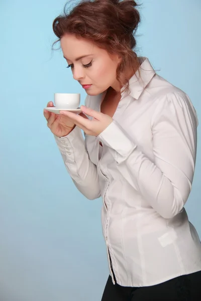 Vrouw drinken van een kopje koffie — Stockfoto