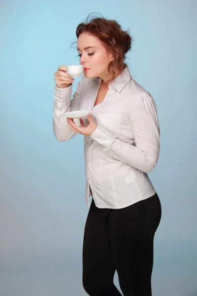 Kobieta pije z filiżanki kawy — Zdjęcie stockowe