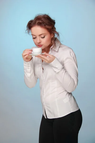 Frau trinkt aus einer Tasse Kaffee — Stockfoto