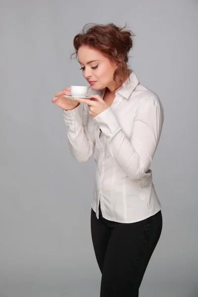 女人喝了一杯咖啡从 — 图库照片