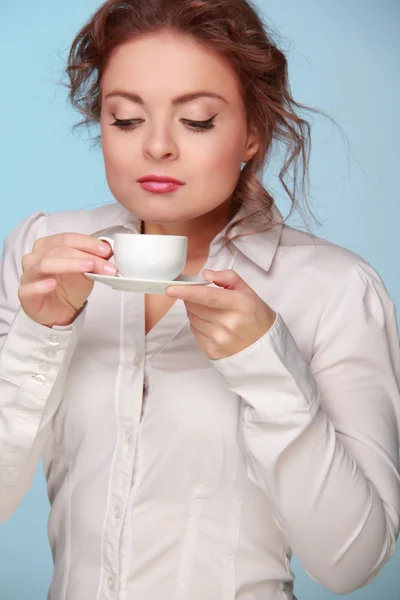 Frau trinkt aus einer Tasse Kaffee — Stockfoto