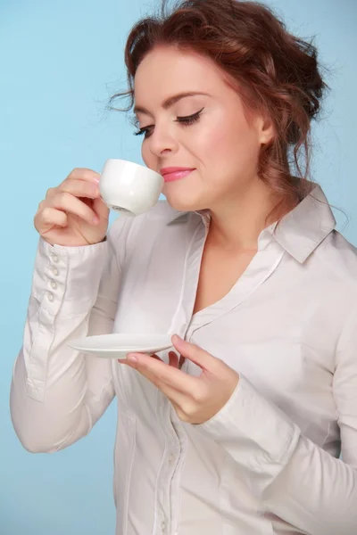 Mujer bebiendo de una taza de café — Foto de Stock