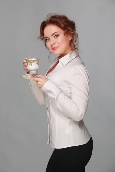 Frau trinkt aus einer Tasse Kaffee — Stockfoto