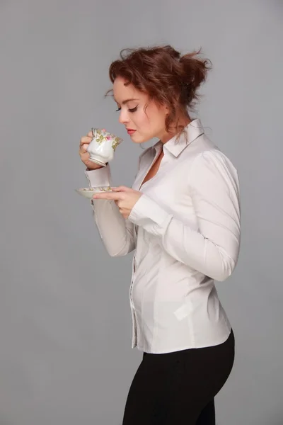 Frau trinkt aus einer Tasse Kaffee — Stockfoto