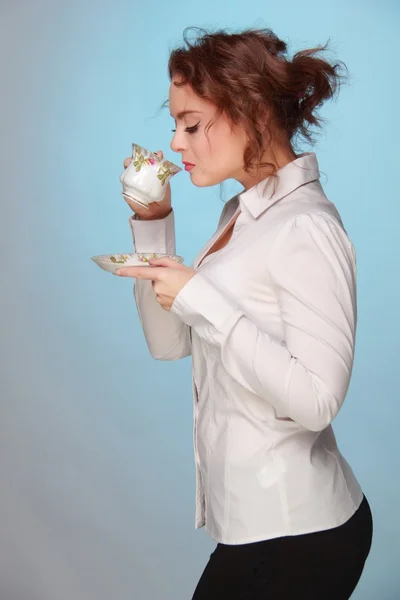 Kobieta pije z filiżanki kawy — Zdjęcie stockowe
