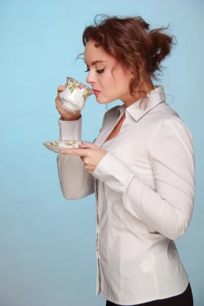 Mulher bebendo de uma xícara de café — Fotografia de Stock