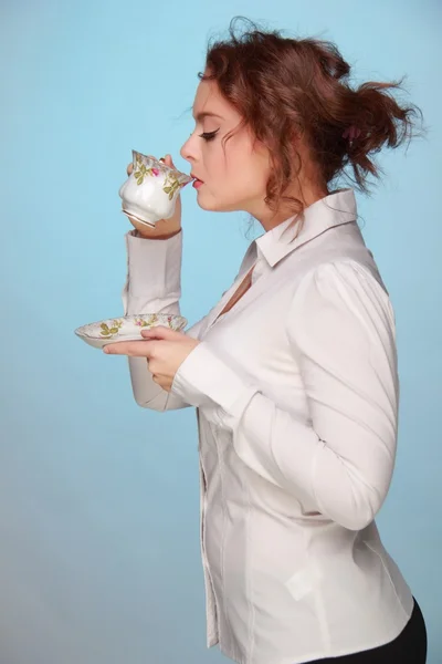 Γυναίκα που πίνει νερό από ένα φλιτζάνι καφέ — Φωτογραφία Αρχείου