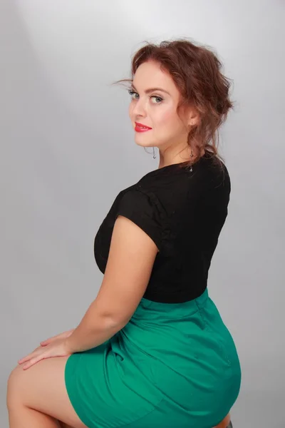 Schöne Frau in einem kurzen grünen Kleid — Stockfoto