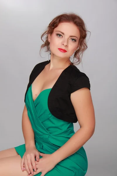 Schöne Frau in einem kurzen grünen Kleid — Stockfoto