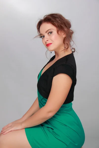 Hermosa mujer en un vestido verde — Foto de Stock