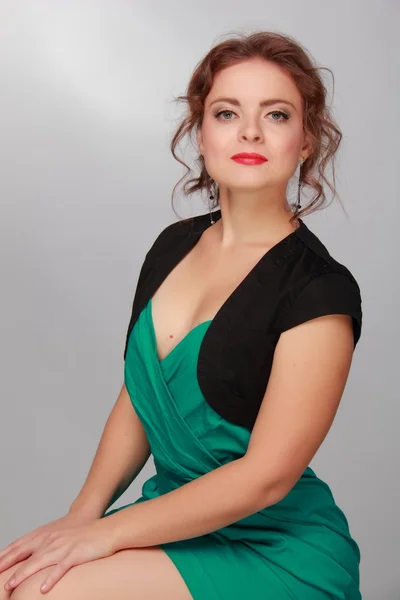 Bela mulher em um vestido verde curto — Fotografia de Stock