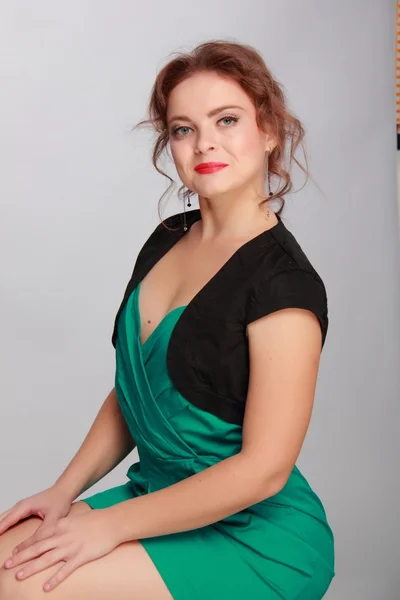 Retrato de uma mulher bonita em um vestido verde — Fotografia de Stock