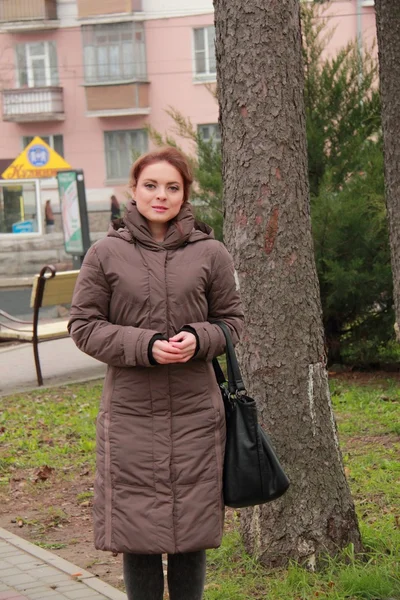 Schöne Frau, die im Park spaziert — Stockfoto