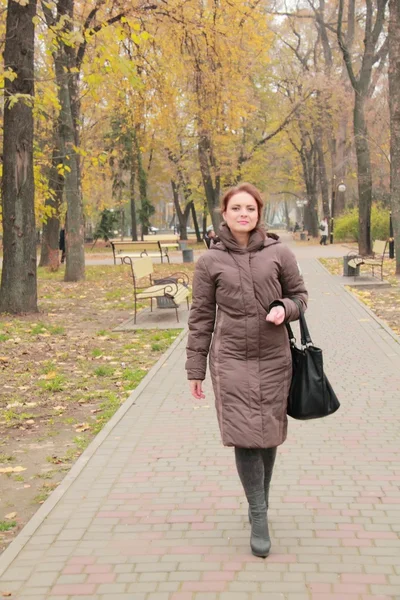 Mooie vrouw wandelen in het park — Stockfoto