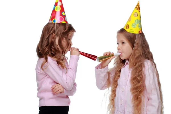 Guapas chicas de fiesta soplando ruidos — Foto de Stock