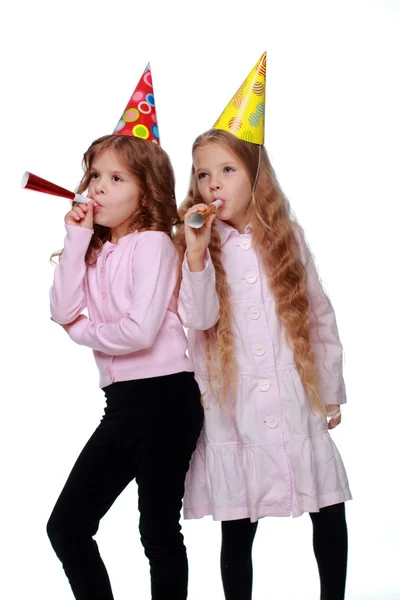 Duas meninas de festa soprando barulhentos — Fotografia de Stock