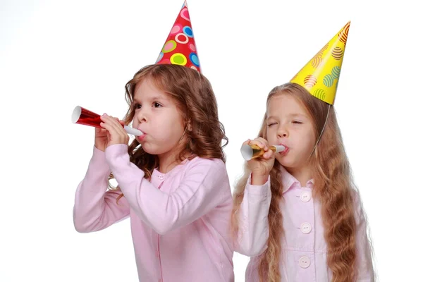 Dos chicas del partido soplando ruidosos — Foto de Stock