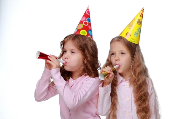 Dos chicas del partido soplando ruidosos — Foto de Stock