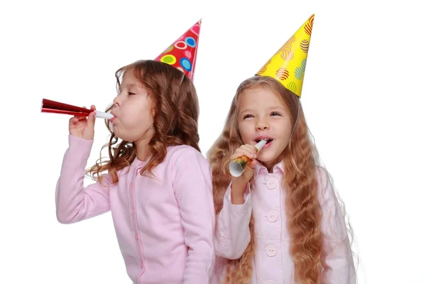 Dos chicas del partido soplando ruidosos — Foto de Stock