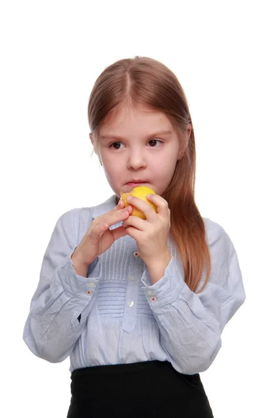 Школьница ест яблоко — стоковое фото