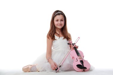 Balerin pointe içinde keman çalıyor