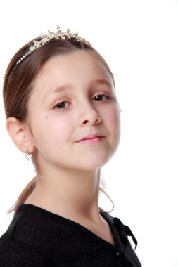 Mutlu küçük kız beyaz arka planda