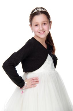 Mutlu küçük kız beyaz arka planda