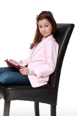 Tablet üzerinde çalışan genç kız