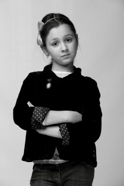 bir genç kızın siyah beyaz resim