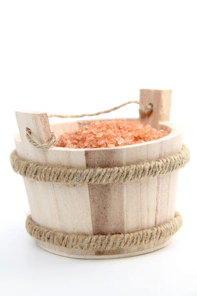Dřevěné vědro s oranžovou mořská sůl — Stock fotografie