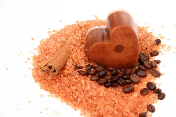 Jabón de ducha de café sobre fondo naranja sal marina — Foto de Stock