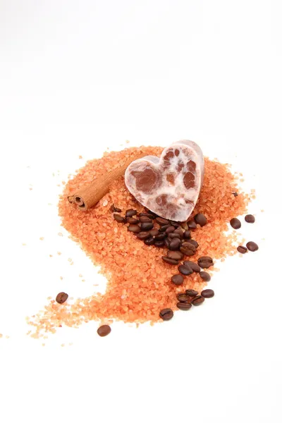 Káva sprchové mýdlo na pozadí oranžové mořská sůl — Stock fotografie