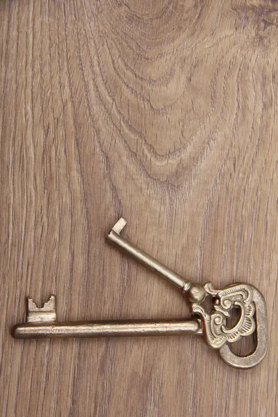 Vecchie chiavi su tavolo di legno — Foto Stock