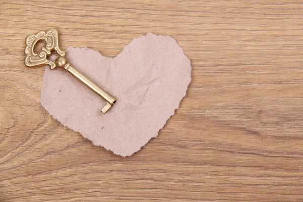 Llave de metal y símbolo del corazón —  Fotos de Stock