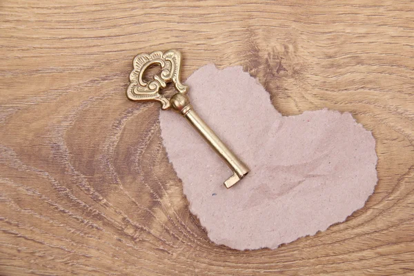 Металлический ключ и символ сердца — стоковое фото
