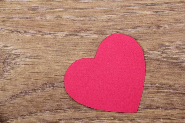 Símbolo de coração em um fundo de madeira — Fotografia de Stock