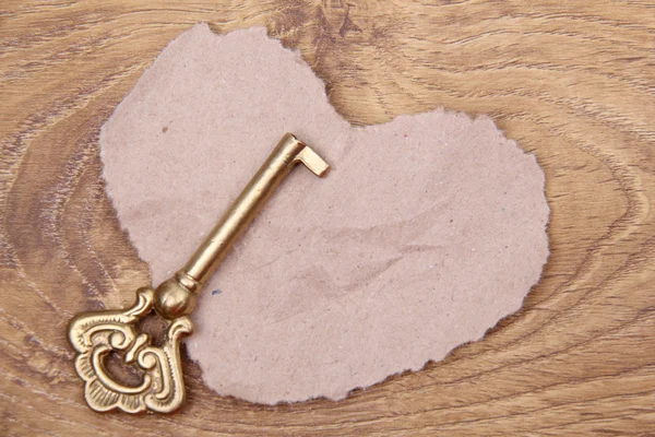 Металлический ключ и символ сердца — стоковое фото