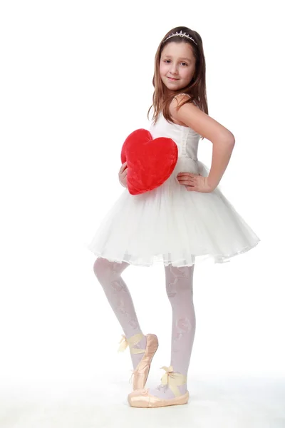 Balerína dívka v pointe a bílé šaty — Stock fotografie
