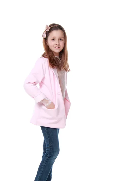 Kleines Mädchen in Freizeitkleidung auf weißem Hintergrund — Stockfoto