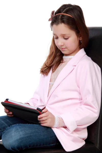 在平板电脑上工作的年轻女孩 — 图库照片