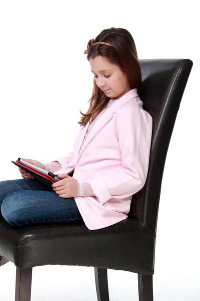 Jong meisje werken op Tablet PC — Stockfoto