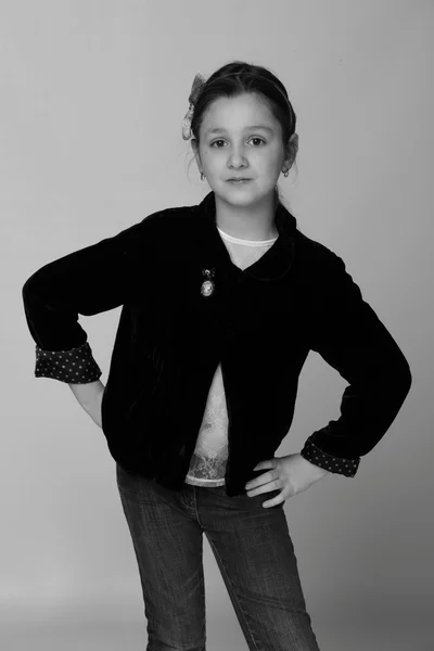 Zwart-wit close-up portret van lachende vrij klein meisje — Stockfoto