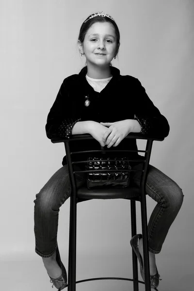 Bianco e nero primo piano ritratto di sorridente bella bambina — Foto Stock